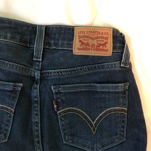 Dark wash Levi’s 535 skinny jeans